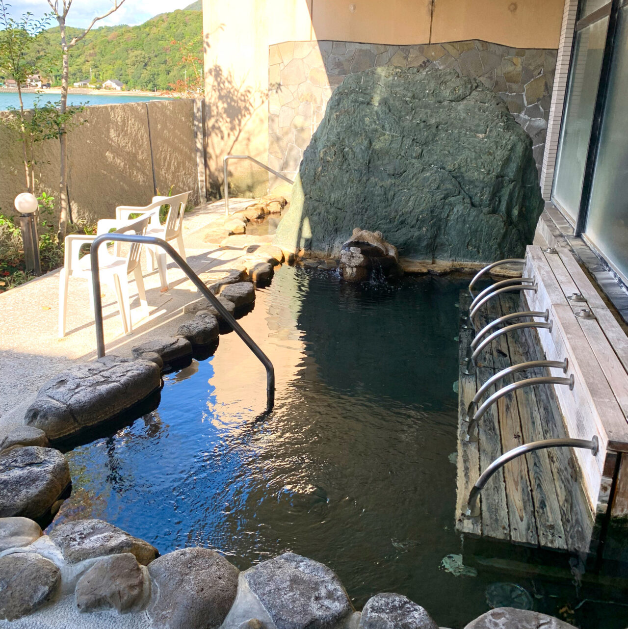 大三島町の海洋温浴施設「マーレ・グラッシア」のサーモン重がリーズナブルで美味しかったです!!