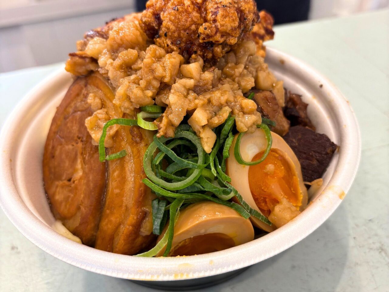 【今治市】満足感と背徳感のコラボレーション! まんぷく亭とらぁ麺enten香がコラボした「背徳丼」がプレリリースされます!