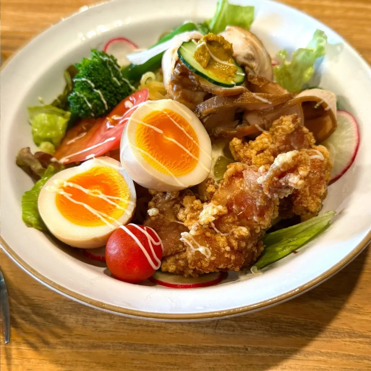 【今治市】「Cafe Ville de Paris」で夏季限定サラダ冷麺が登場! 彩り豊かな涼味ランチを満喫。