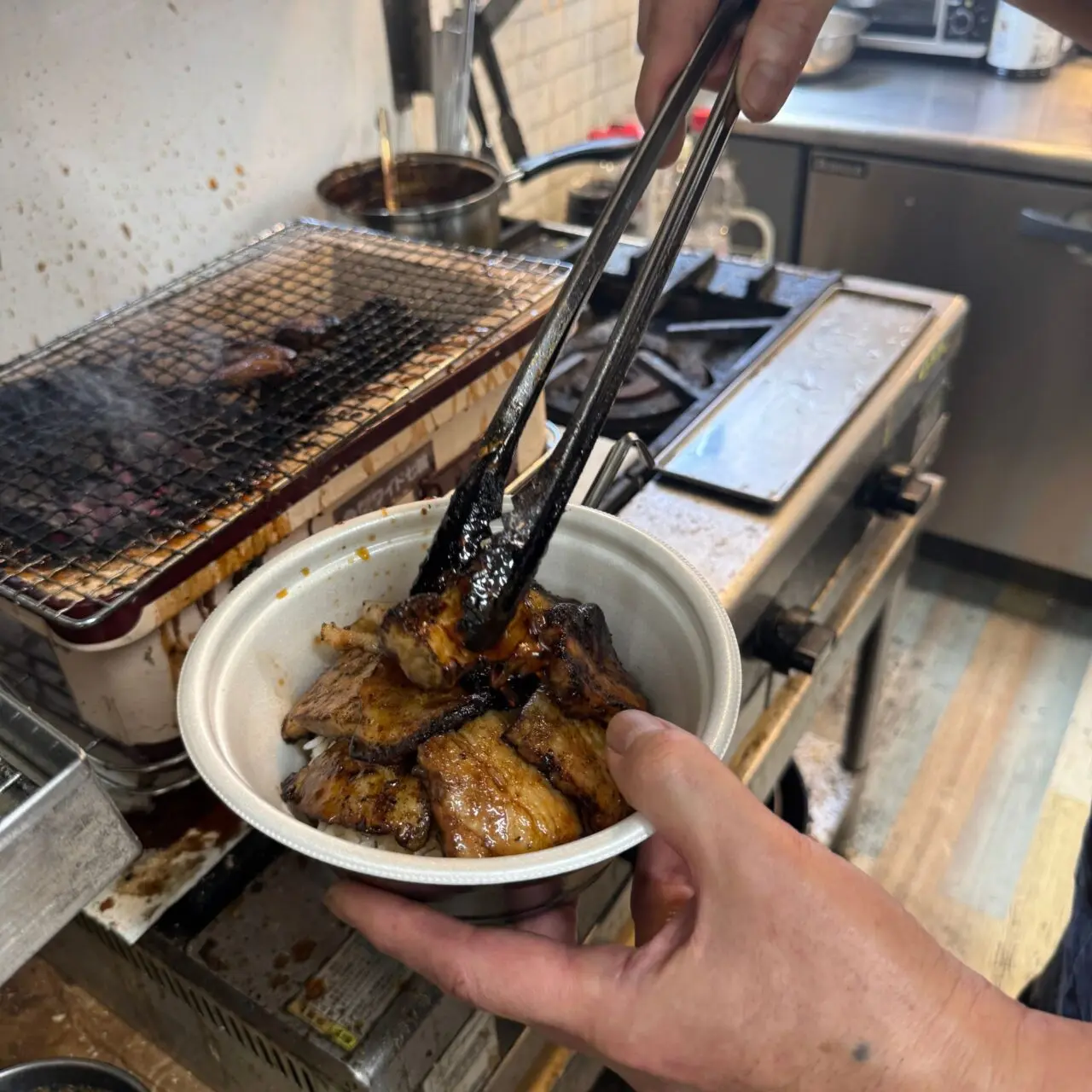 【今治市】今年の丑の日は鰻の代わりに豚の蒲焼はいかが? 「まんぷく亭食いしん坊」で7月1日から炭火焼香る「豚蒲丼」の販売がスタート!