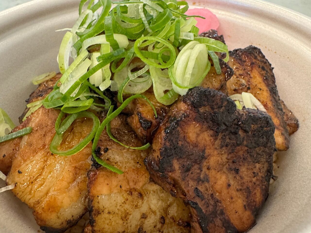 【今治市】今年の丑の日は鰻の代わりに豚の蒲焼はいかが? 「まんぷく亭食いしん坊」で7月1日から炭火焼香る「豚蒲丼」の販売がスタート!