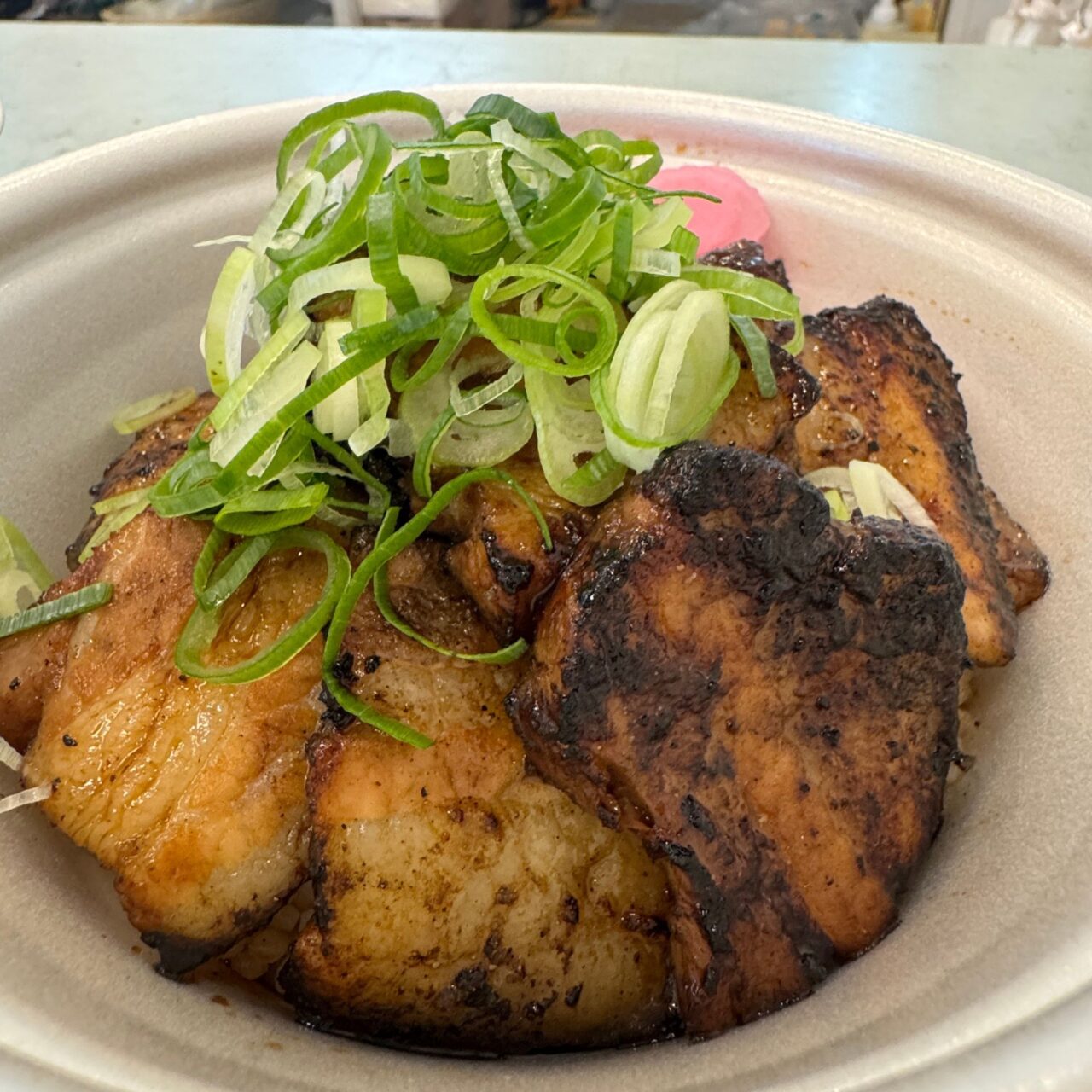 【今治市】今年の丑の日は鰻の代わりに豚の蒲焼はいかが? 「まんぷく亭食いしん坊」で7月1日から炭火焼香る「豚蒲丼」の販売がスタート!