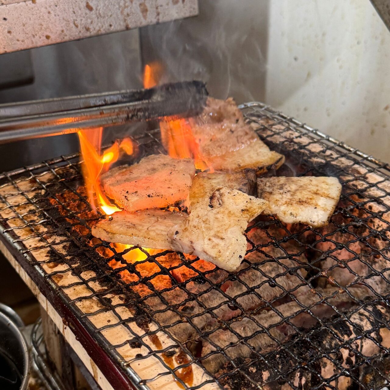 【今治市】今年の丑の日は鰻の代わりに豚の蒲焼はいかが? 「まんぷく亭食いしん坊」で7月1日から炭火焼香る「豚蒲丼」の販売がスタート!