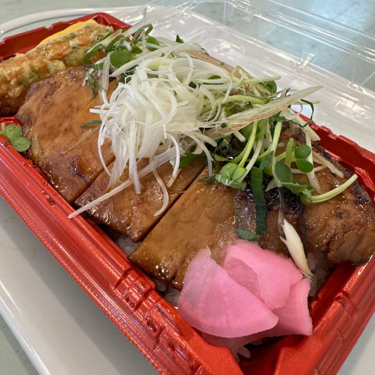 【今治市】今年の丑の日は鰻の代わりに豚の蒲焼はいかが? 「まんぷく亭食いしん坊」で7月1日から炭火焼香る「豚蒲丼」の販売がスタート!
