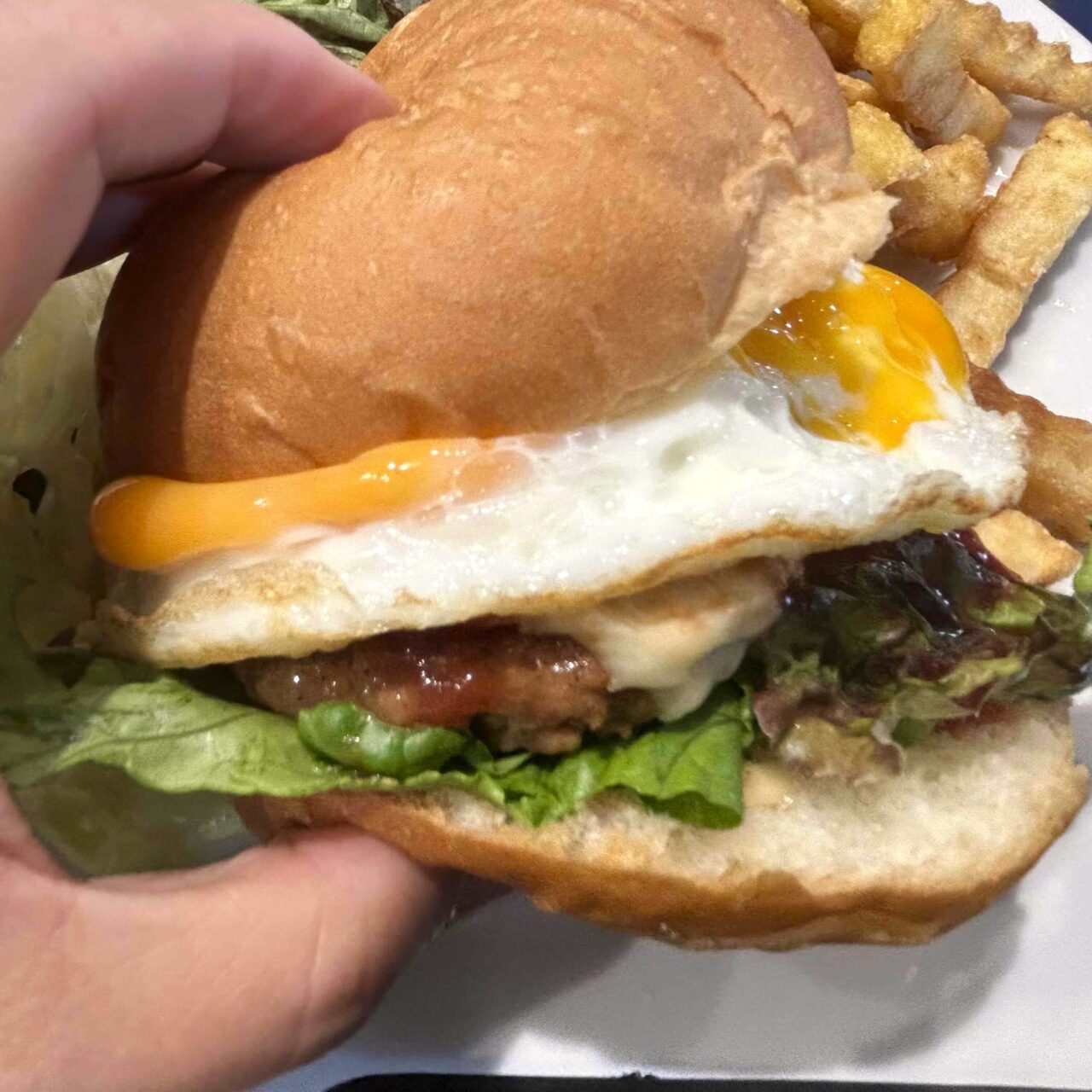 【今治市】安くてボリューム満点の人気カフェに、待望のハンバーガーが復活！「Obanyaダイニングカフェ」に再登場した、肉汁たっぷりの肉厚ハンバーガーはいかが？