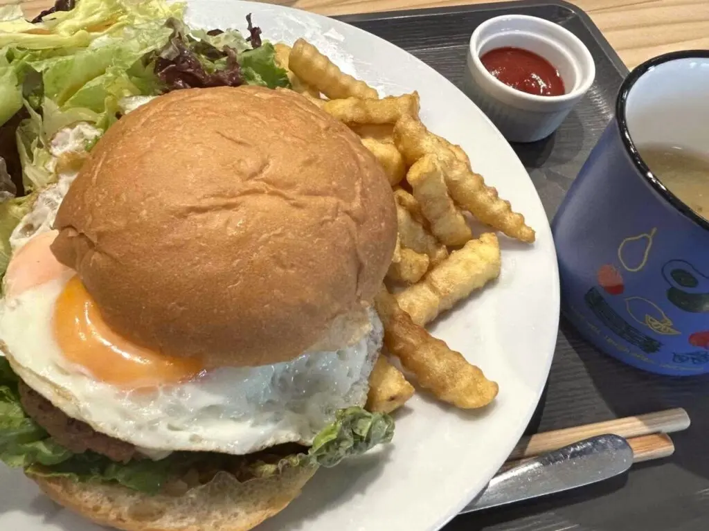 【今治市】安くてボリューム満点の人気カフェに、待望のハンバーガーが復活！「Obanyaダイニングカフェ」に再登場した、肉汁たっぷりの肉厚ハンバーガーはいかが？