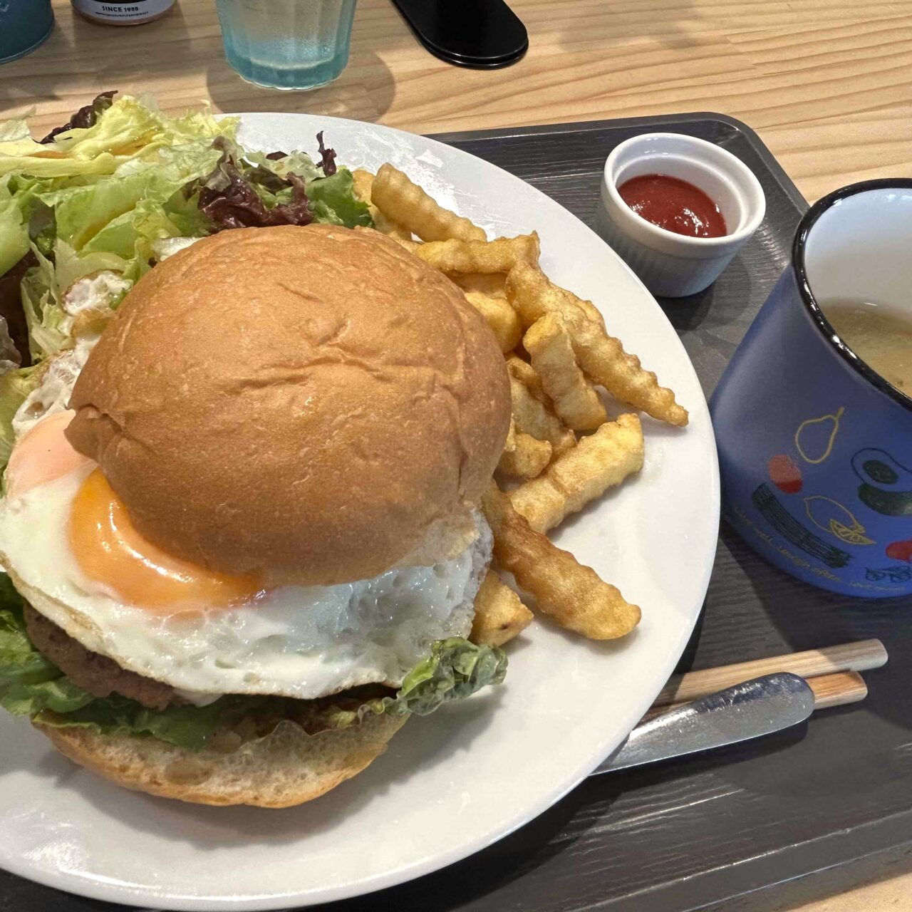【今治市】安くてボリューム満点の人気カフェに、待望のハンバーガーが復活！「Obanyaダイニングカフェ」に再登場した、肉汁たっぷりの肉厚ハンバーガーはいかが？