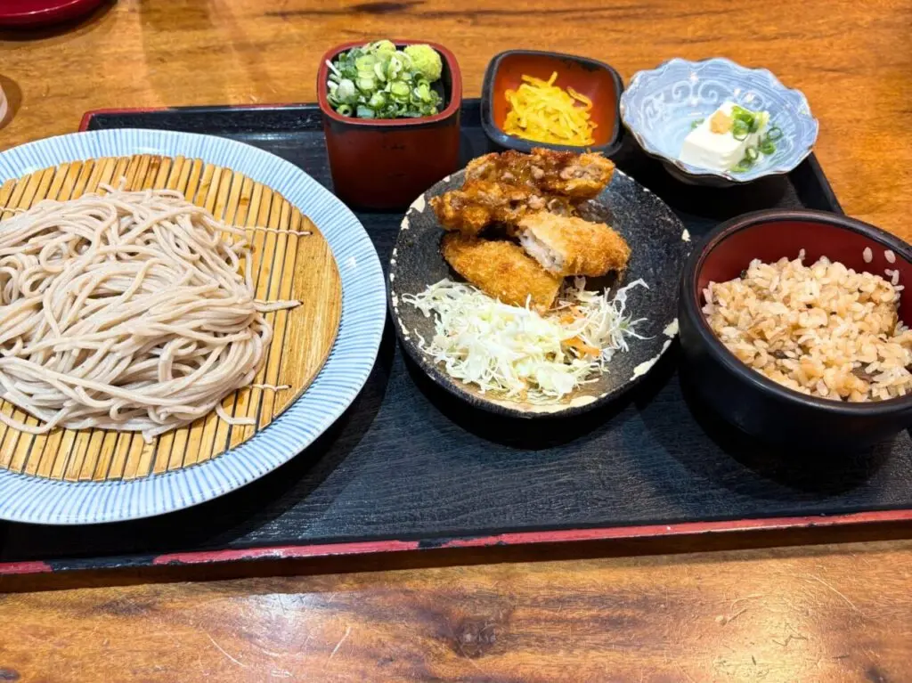 【今治市】1,000円以内で本格そばやかやくご飯を満喫! 「そば家 一創庵」の日替わり定食