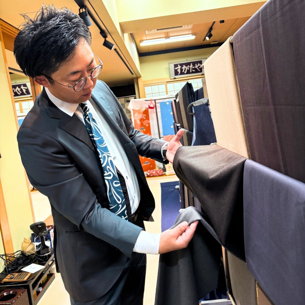 【今治市】追求する楽しさを味わいながら自分だけの1枚を作ろう! 大正時代から続く呉服の老舗「呉服すがたや」でオーダーメイドスーツのイベントが開催!