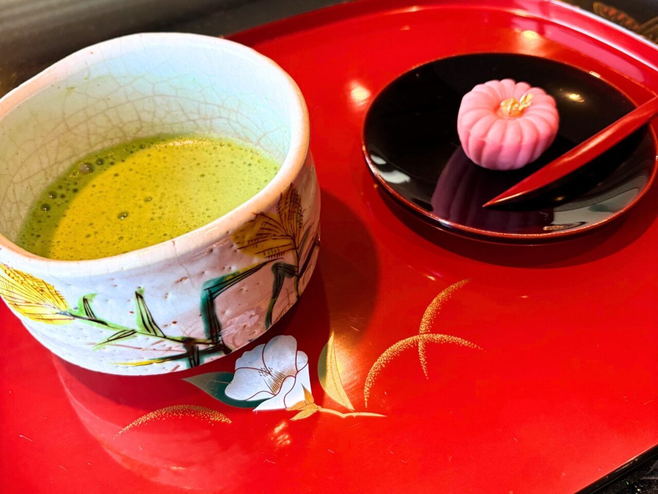 【今治市】「花ぬり」で美しい桜井漆器と美味しい抹茶セットを満喫しちゃおう!