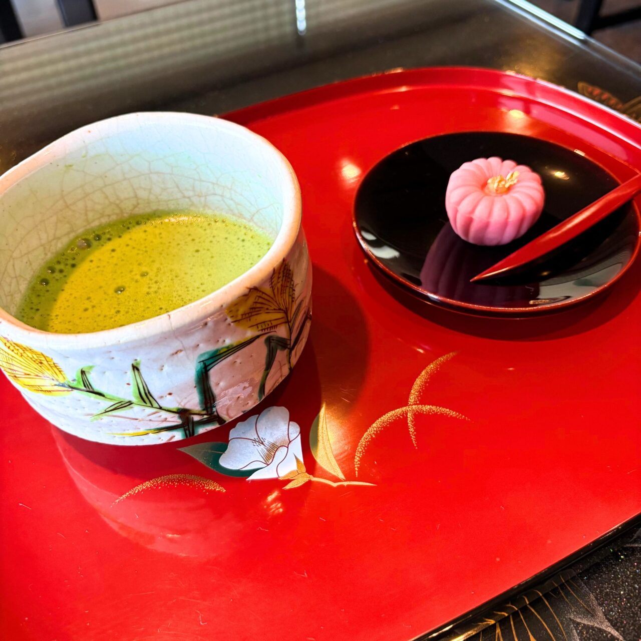 【今治市】「花ぬり」で美しい桜井漆器と美味しい抹茶セットを満喫しちゃおう!