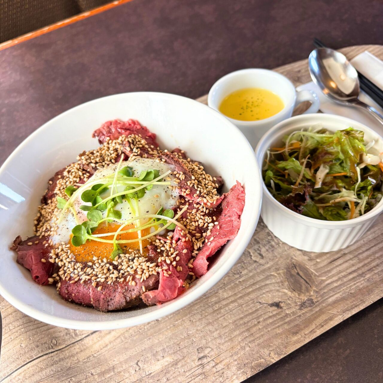 【今治市】こだわりのローストビーフどんぶりが絶品! 「カントリーパパwith you」の素敵なランチをご紹介