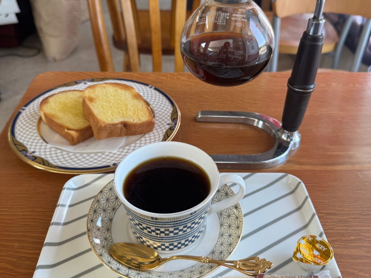 【今治市】「珈琲館 時計台」で味わう、自家焙煎の一杯と心ほどける時間